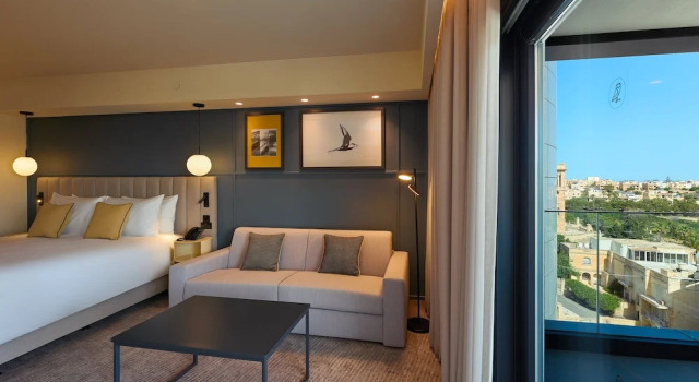 Двухместный номер Premium с балконом и с видом на город voco Malta by IHG
