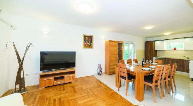 Amazing Home in Trilj with Hot Tub, WiFi & 4 Bedrooms, Buchen Sie Hotel Hotels in Gespanschaft Split-Dalmatien mit Pool, Schwimmbad