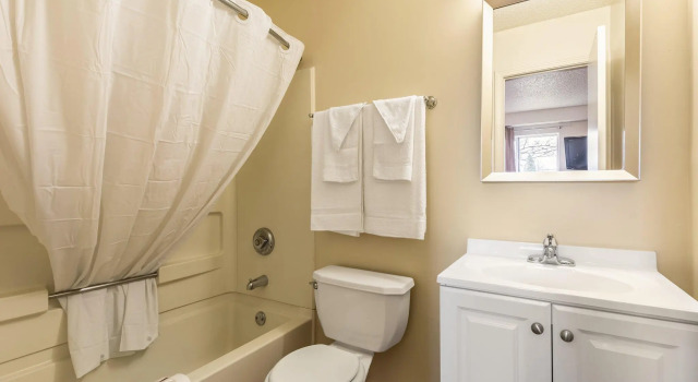Четырёхместная студия Birch Hill Suites Louisville