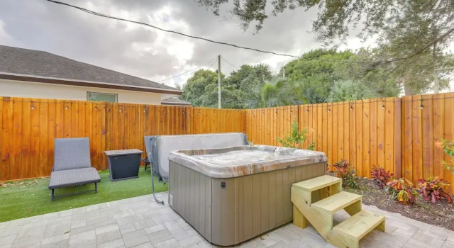 Коттедж Walk to Parks, Eats & Bars: Stuart Home w/ Patio