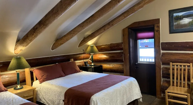 Historic Tamarack Lodge & Cabins, Prenota Hotel Hotel a Coram con parcheggio, Parcheggio