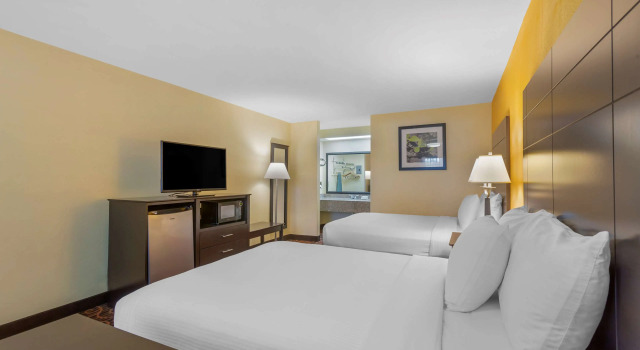 Четырёхместный номер Standard Best Western Benton Inn