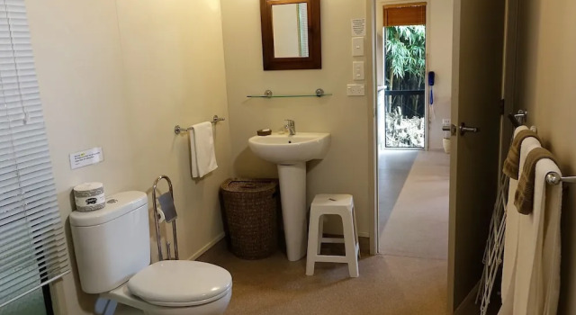 Люкс Standard Wharepuke Subtropical Accommodation
