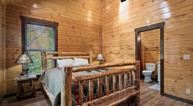 Luxe Mountain-view W/ Hot Tub 2 Bedroom Cabin