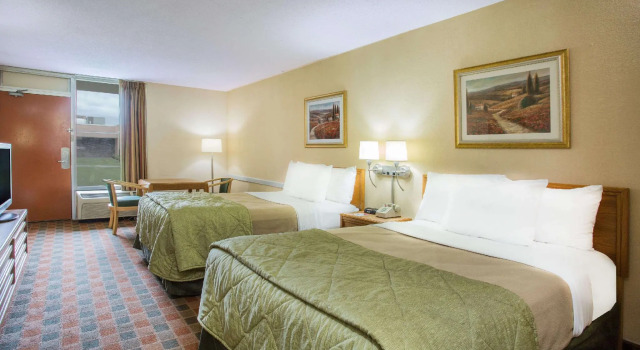 Четырёхместный номер Standard Ramada by Wyndham Wytheville