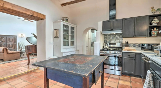 Коттедж с 3 комнатами Adobe House w/ Patio - Walk to Dtwn Plaza & Shops!