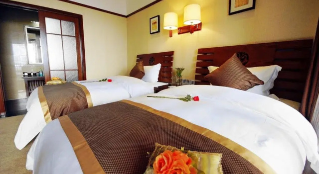 Emei Paradise Hot Spring Holiday Hotel, Varaa Hotelli Leshan Sichuan