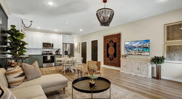 The Das Apfelhaus! A Luxurious and Eclectic Escape Near Main!