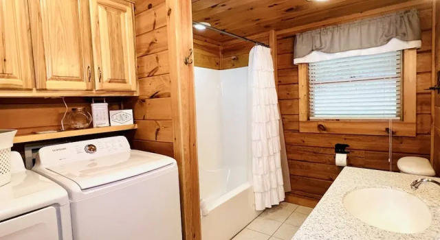 Номер Standard Burning Tree 3 Bedroom Cabin by RedAwning