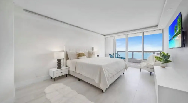 Апартаменты с 3 комнатами с балконом Chic Bayfront Condo With Stunning View