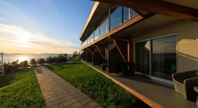Четырёхместный номер Standard с балконом и с видом на реку Auberge de la Pointe