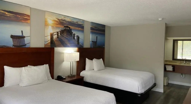 Четырёхместный номер Standard Days Inn by Wyndham Ozark