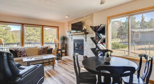 Апартаменты Fireplace & Mtn Views: Estes Park Home w/ Deck!