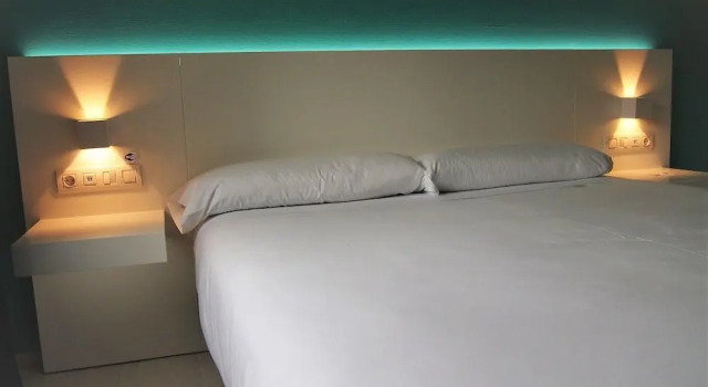 Four Rooms, Prenota Hotel Muxia 
