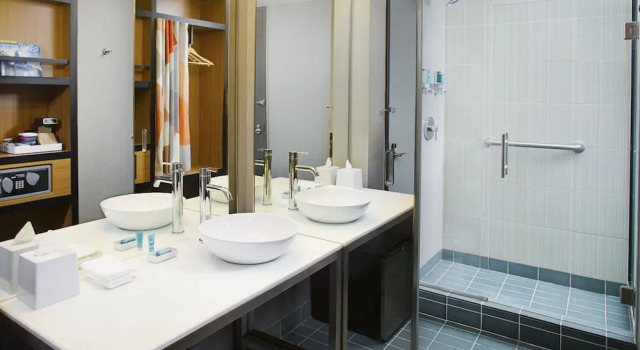 Четырёхместный номер Standard с видом на город Aloft by Marriott Charlotte City Center