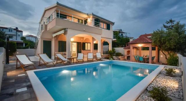 Sea Flower Beachfront Villa, Varaa Villa Hotellit Split-Dalmatia pysäköinnillä, Pysäköinti