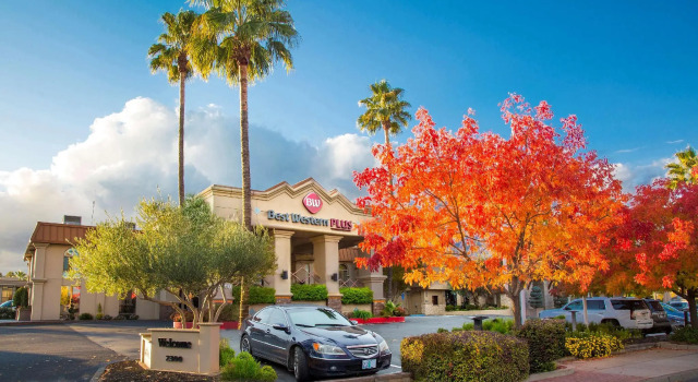 Кровать в общем номере Best Western Plus Hilltop Inn