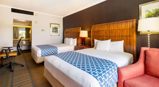 Четырёхместный номер Standard с видом на бассейн Econo Lodge Winter Haven Chain of Lakes