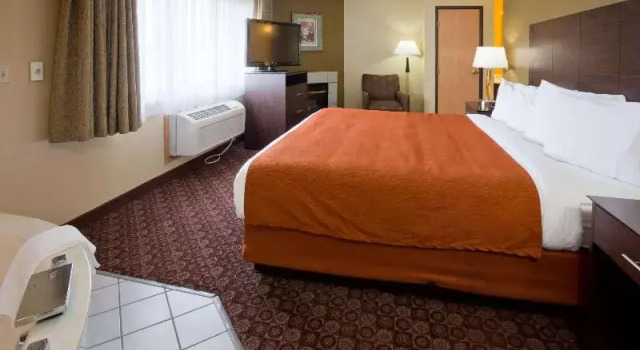 Люкс Superior AmericInn by Wyndham Blue Earth
