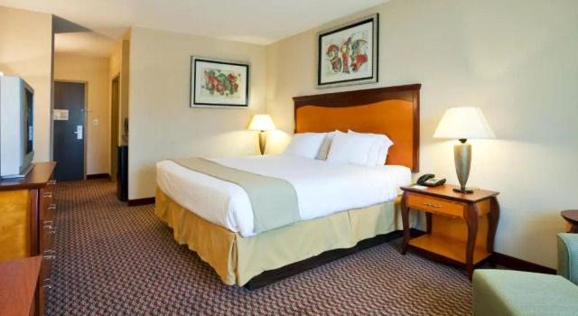 Run of House Holiday Inn Express Hotel & Suites Birmingham - Inverness 280 by IHG