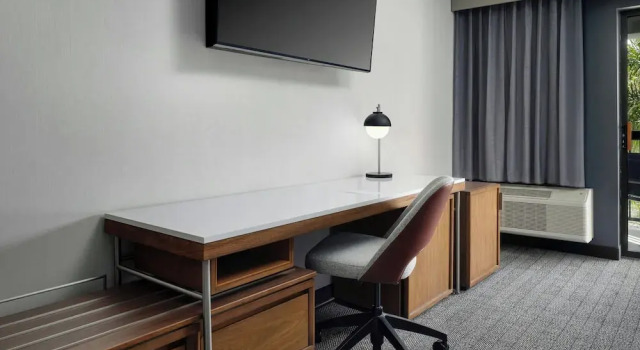 Четырёхместный номер Standard с балконом Courtyard by Marriott Stockton