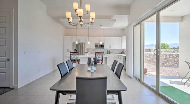 Upper Valley El Paso Home w/ Hiking Access On-site, Rezerwuj Dom wakacyjny Hotele w El Paso z parkingiem, Parking