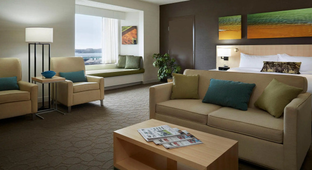 Двухместный люкс с видом на воду Delta Hotels by Marriott Prince Edward