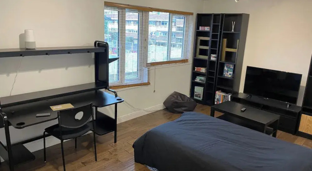London Apartment - Sleeps 3-city Escape- Balcony, Забронировать Апартаменты/квартира Отели Лондона с парковкой, рядом с Музей диковин Виктора Винда, Парковка