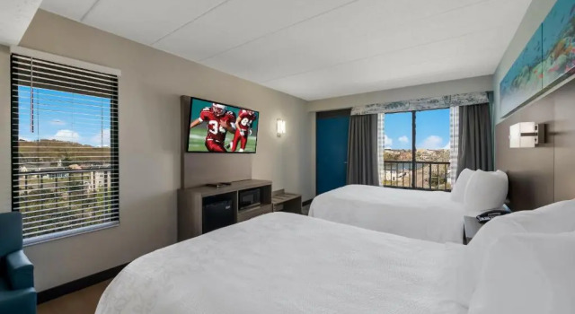Четырёхместный номер Superior с видом на бассейн Red Roof Inn PLUS & Suites Virginia Beach - Seaside