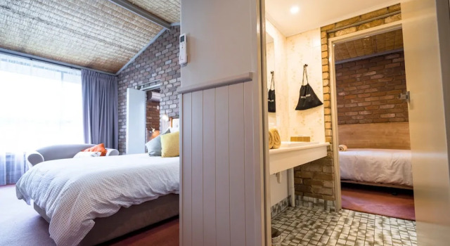 Семейный люкс с 2 комнатами с видом на сад Farnham Court Motel and Restaurant