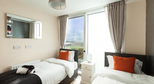 Апартаменты 2 Bedroom 2 Bathroom Apartment in Central Milton Keynes with Free Parking and Smart TV - Contractors, Relocation, Business Travellers