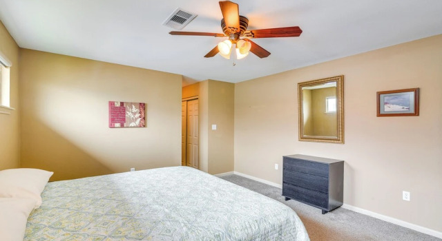 Near Ocean: Home w/ Deck & Grill in Surfside Beach, Book Hotel Hoteller i Surfside Beach med parkering, Parkering