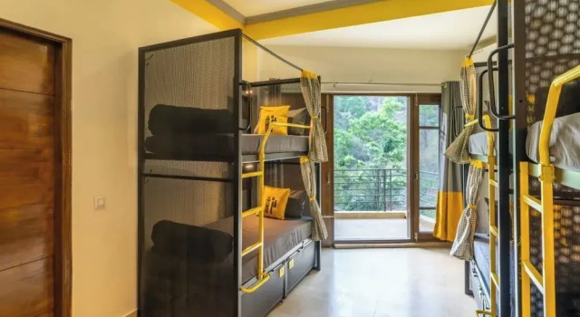 Кровать в общем номере The Hosteller Kasauli