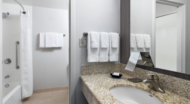 Четырёхместный номер Standard Courtyard by Marriott Pittsburgh Airport