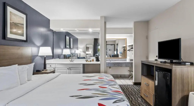 Люкс Deluxe Garnet Inn & Suites, Morehead City near Atlantic Beach