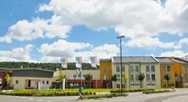 Veranstaltungs- und Kongresszentrum Jugendgästehaus Prüm, Забронировать Отель Прюм Айфель, рядом с Sculpture Park Kruft