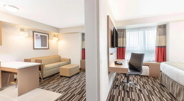 Двухместный люкс c 1 cпальней Microtel Inn & Suites by Wyndham Fort McMurray