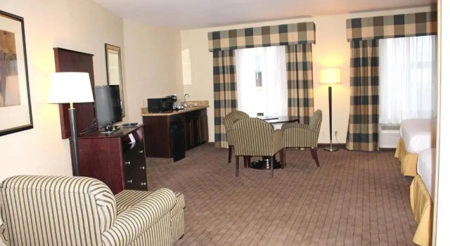 Четырёхместный номер Executive Holiday Inn Express Hotel & Suites Syracuse North - Cicero by IHG