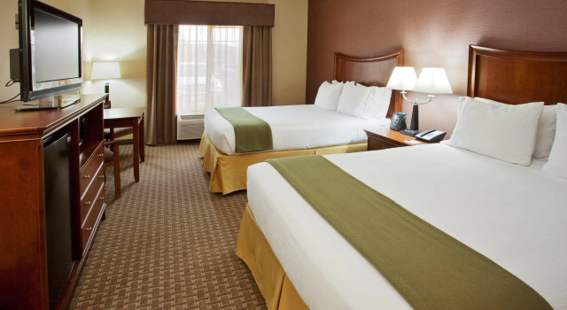 Четырёхместный номер Standard Holiday Inn Express Hotel & Suites Willows by IHG