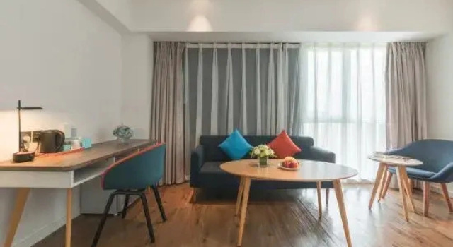 Двухместный люкс с видом на внутренний двор Holiday Inn Express Qingdao Chengyang Central by IHG