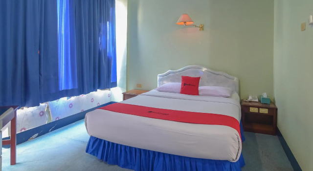RedDoorz near Tugu Naga Singkawang, Rezerwuj Hotel Hotele w Kalimantan z parkingiem, Parking