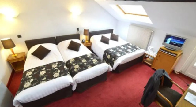 Четырёхместный семейный номер Standard Hôtel d’Angleterre Grenoble Hyper-Centre