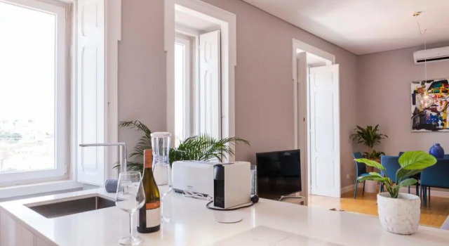 Апартаменты Breath-Taking River & City View Stunning 3 Bedrooms & 3 Bathrooms With AC Alfama Castle district 1st Floor Apartment