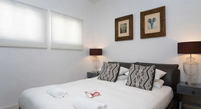 Hip 2BR in Reines by HolyGuest, Забронировать Отель Отели Тель-Авива с парковкой, рядом с Парк независимости, Парковка