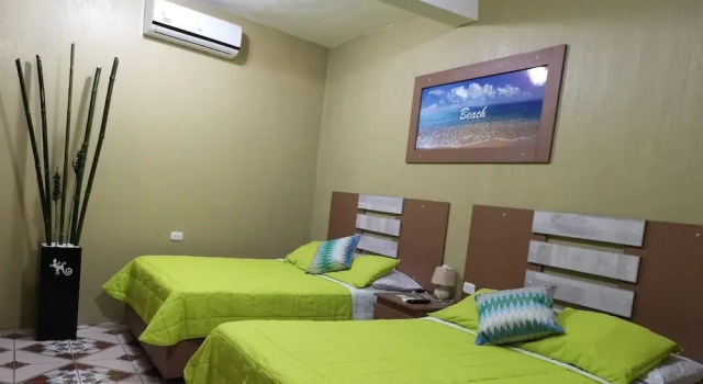 Hotel La Iguana Dorada, Rezerwuj Hotel Hotele i noclegi w Sipacate, Hotel