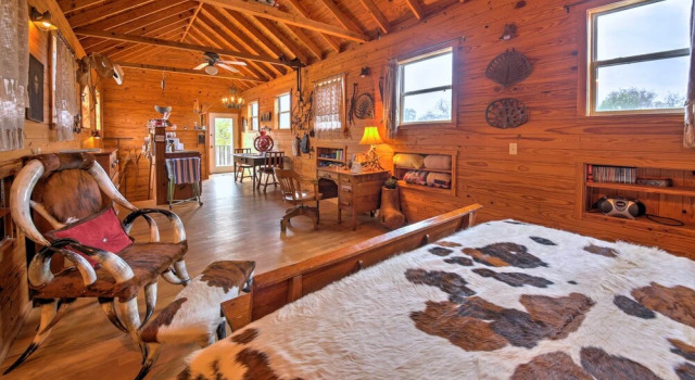 Коттедж Ark Bunkhouse Fredericksburg Hideaway w/ Hot Tub