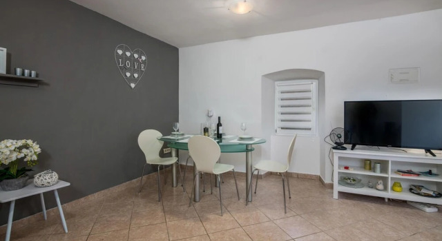 Beautiful Home in Kras With Outdoor Swimming Pool, Wifi and 3 Bedrooms, Varaa Hotelli Hotellit Kvarner Islands uima-altaalla, Uima-allas