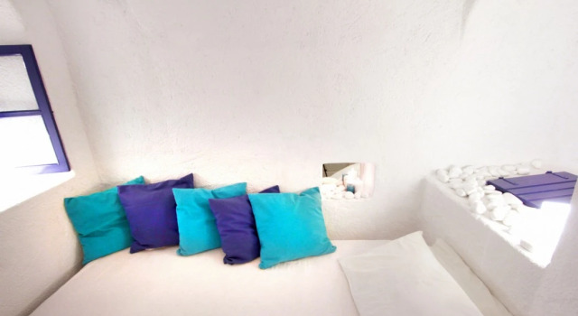 Blu Bianco Cave House
