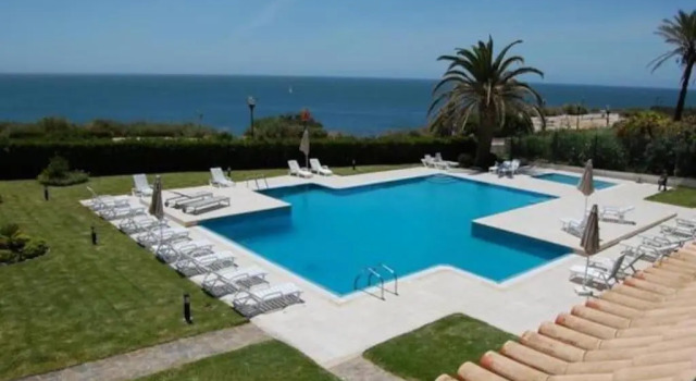 Ocean V in Cascais with Sea View and pool, sleeps 4