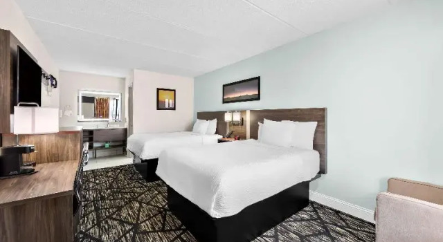 Четырёхместный номер Standard Clarion Inn & Suites near the Leconte Center Pigeon Forge